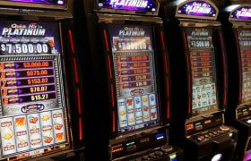 Quattro slot machine elettroniche accese in sala giochi