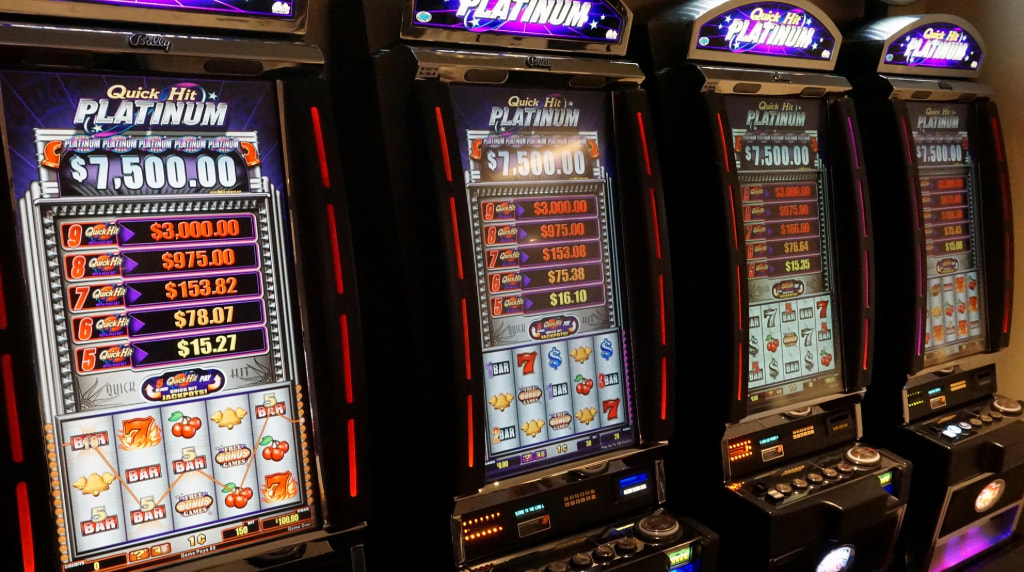 Quattro slot machine elettroniche accese in sala giochi