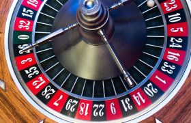 Ruota della roulette europea con pallina sul 8.