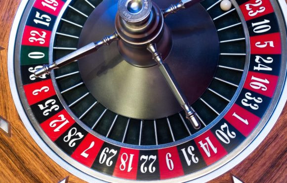 Ruota della roulette europea con pallina sul 8.