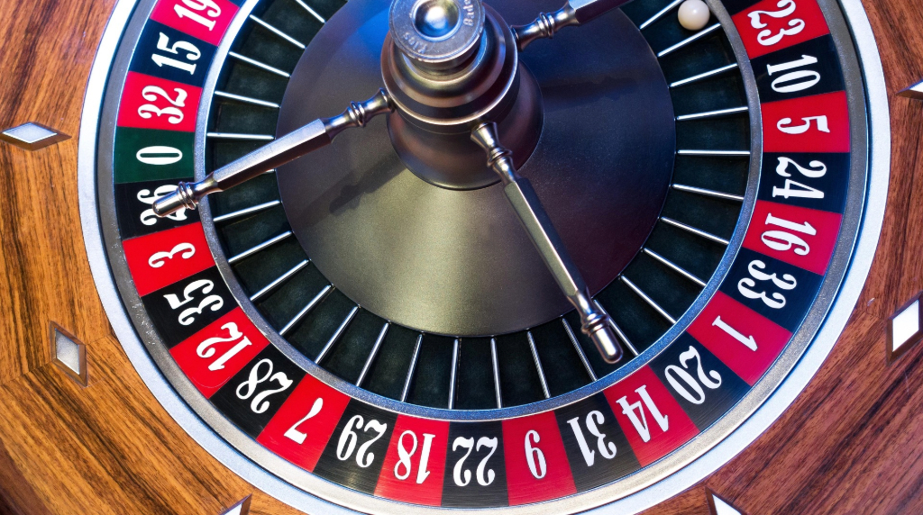 Ruota della roulette europea con pallina sul 8.