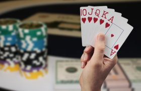 Scala reale a cuori e fiches sul tavolo