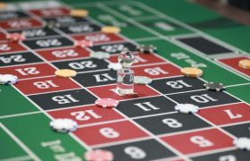 Tavolo da roulette con fiches e pallina trasparente