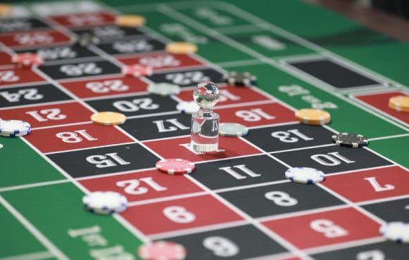 Tavolo da roulette con fiches e pallina trasparente