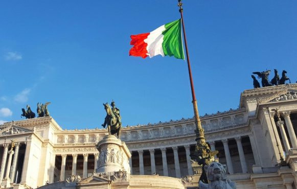Bandiera italiana davanti all'Altare della Patria a Roma