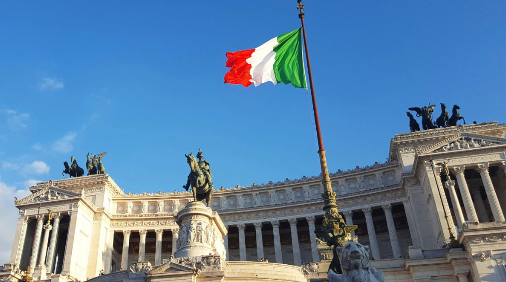 Bandiera italiana davanti all'Altare della Patria a Roma