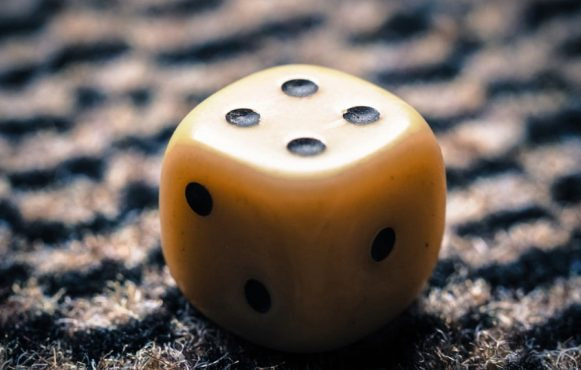 Dado giallo a sei facce su sfondo testurizzato