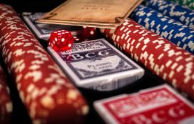 fiches rosse blu e verdi con carte e dadi