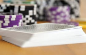 Mazzo di carte coperto e fiches da poker colorate