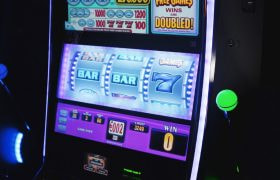 slot machine accesa con rulli luminosi e leva verde