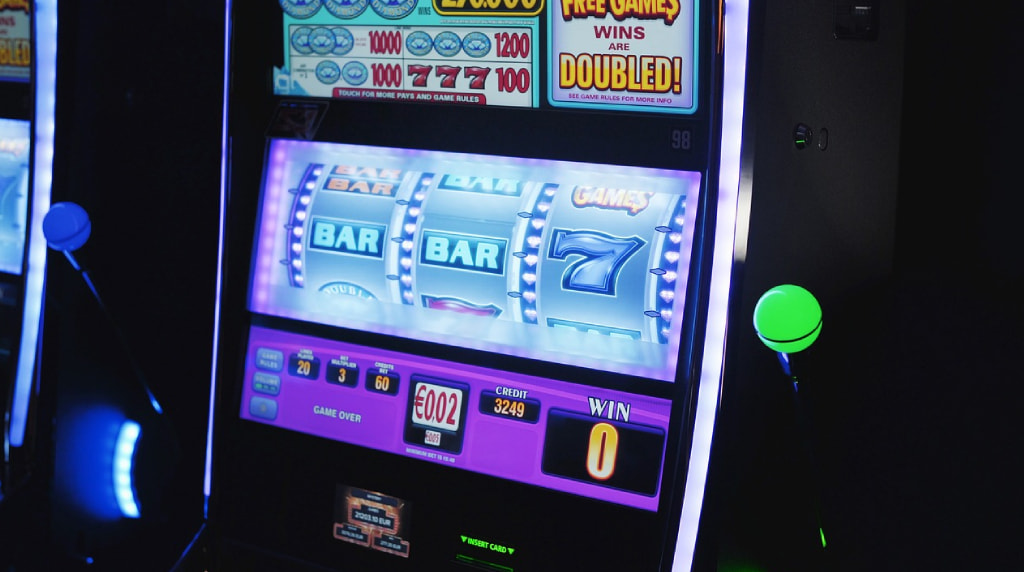 slot machine accesa con rulli luminosi e leva verde