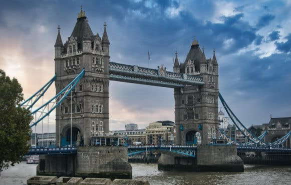 Tower Bridge di Londra sopra il Tamigi