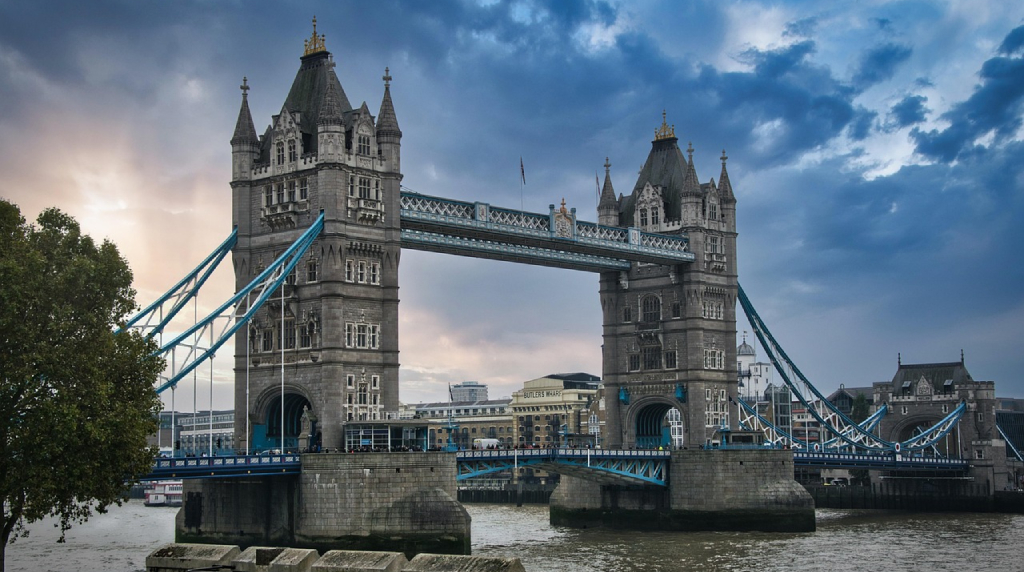Tower Bridge di Londra sopra il Tamigi