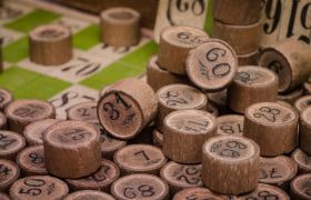 Cilindri numerati in legno su cartelle da bingo