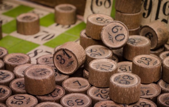 Cilindri numerati in legno su cartelle da bingo
