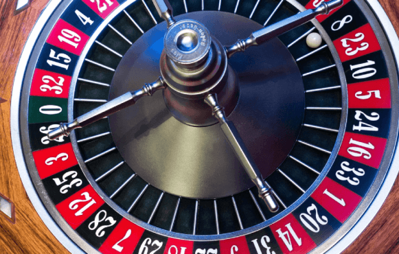 Roulette da casinò con pallina, numeri rossi, neri.