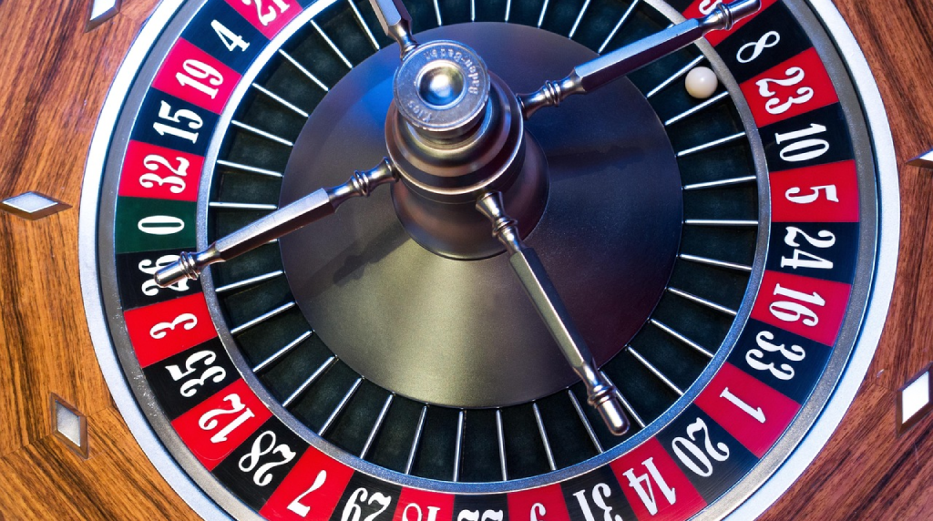 Roulette da casinò con pallina, numeri rossi, neri.