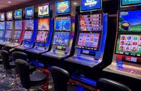 Slot machine accese in fila dentro un casinò colorato