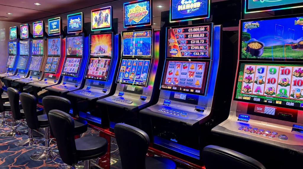 Slot machine accese in fila dentro un casinò colorato