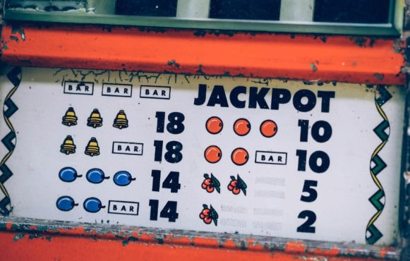 Slot vintage con simboli frutta e jackpot numerico