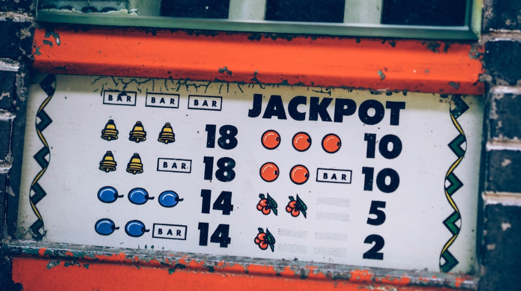 Slot vintage con simboli frutta e jackpot numerico
