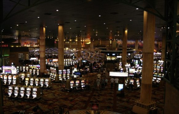 Sala da casinò illuminata con slot machine attive