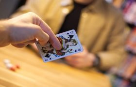 Un giocatore porge una donna di picche sul tavolo