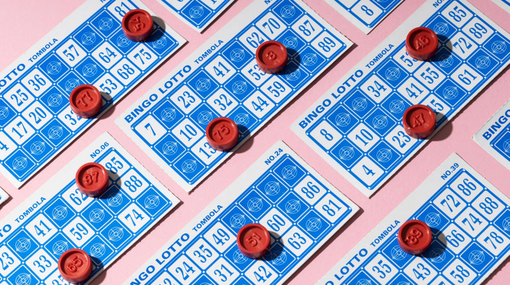 Cartelle del bingo con segnalini rossi numerati