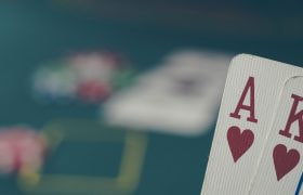 Due carte da poker, asso e re di cuori