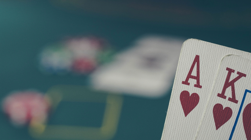 Due carte da poker, asso e re di cuori