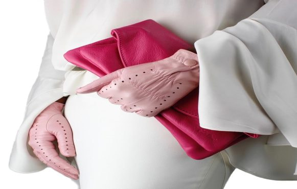 Guanti rosa, pochette fucsia, abito bianco elegante minimalista.
