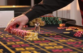 Mano del croupier che sistema le fiches sul tavolo