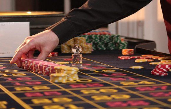 Mano del croupier che sistema le fiches sul tavolo