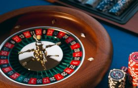 Ruota della roulette con fiches colorate accanto