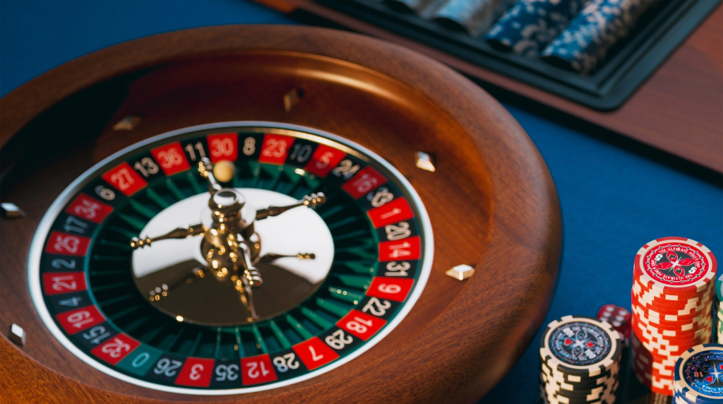 Ruota della roulette con fiches colorate accanto