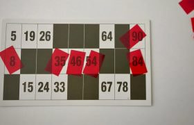 Cartella numerica con riquadri segnati da tessere rosse trasparenti