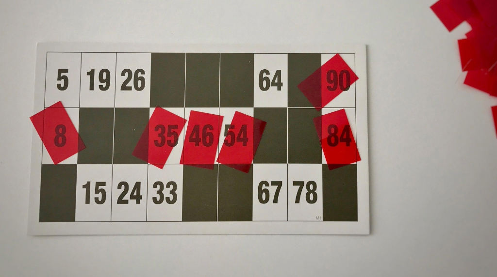 Cartella numerica con riquadri segnati da tessere rosse trasparenti