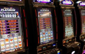 File di slot machine accese in un casinò.