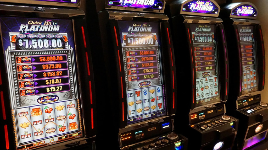File di slot machine accese in un casinò.