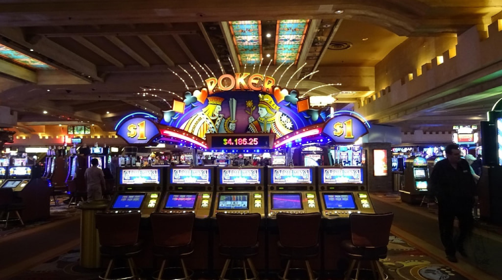 Sala da gioco con slot machine e insegna “Poker”