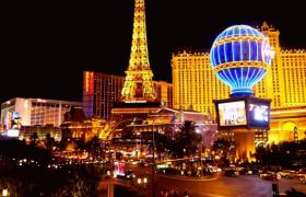Las Vegas Strip notturna con Torre Eiffel e luci iconiche