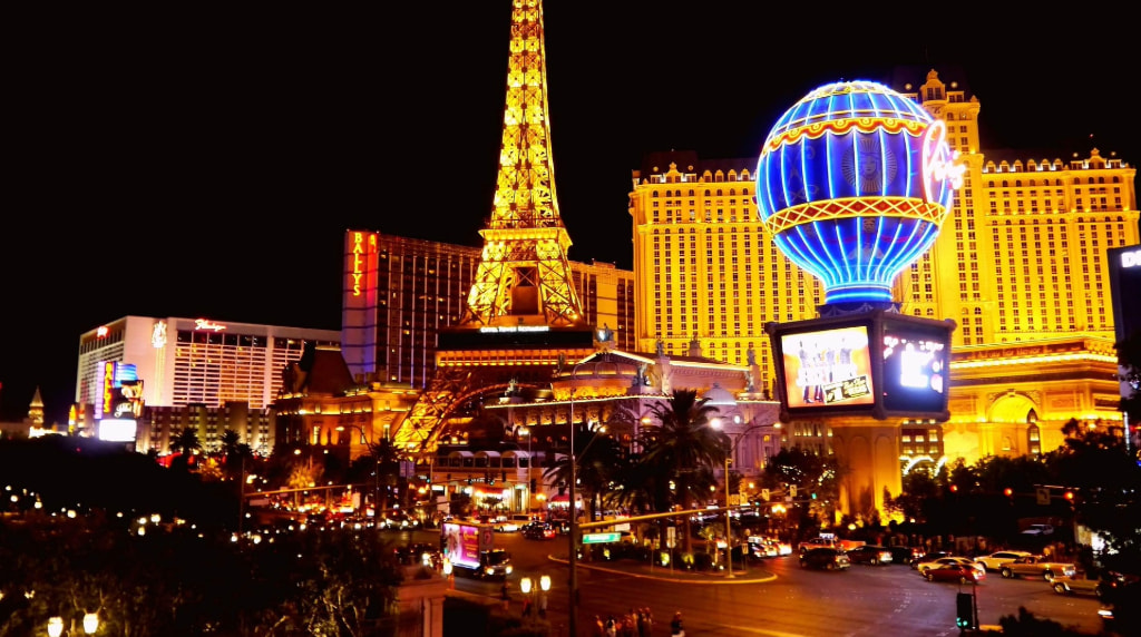 Las Vegas Strip notturna con Torre Eiffel e luci iconiche