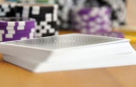 Mazzo di carte con fiches da casinò sfocate