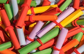 rotoli-di-carta-colorati-legati-con-elastici