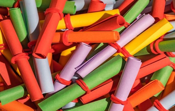rotoli-di-carta-colorati-legati-con-elastici