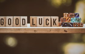 Scritta Good Luck con dadi colorati su legno