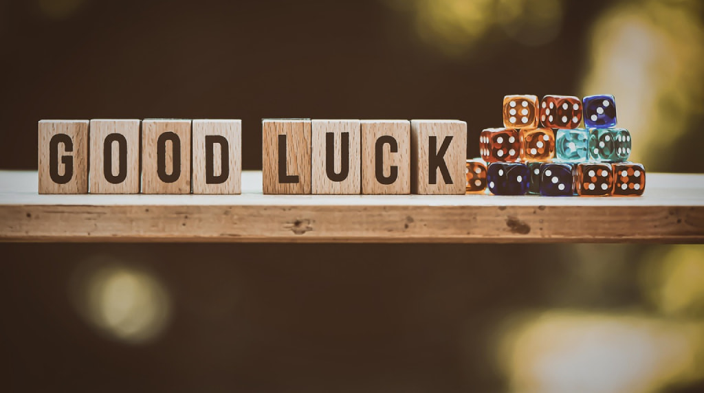 Scritta Good Luck con dadi colorati su legno