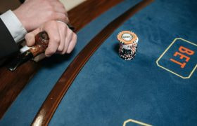 Tavolo da blackjack con fiches e mano del dealer
