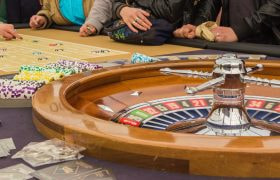 Tavolo roulette con giocatori e fiches