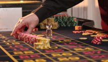 Mano del dealer sistema fiches su tavolo roulette live